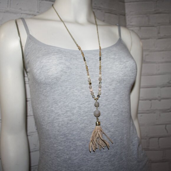Beautiful gold, crystal, stone and tan tassel necklace 32-35" - Picture 4 of 5